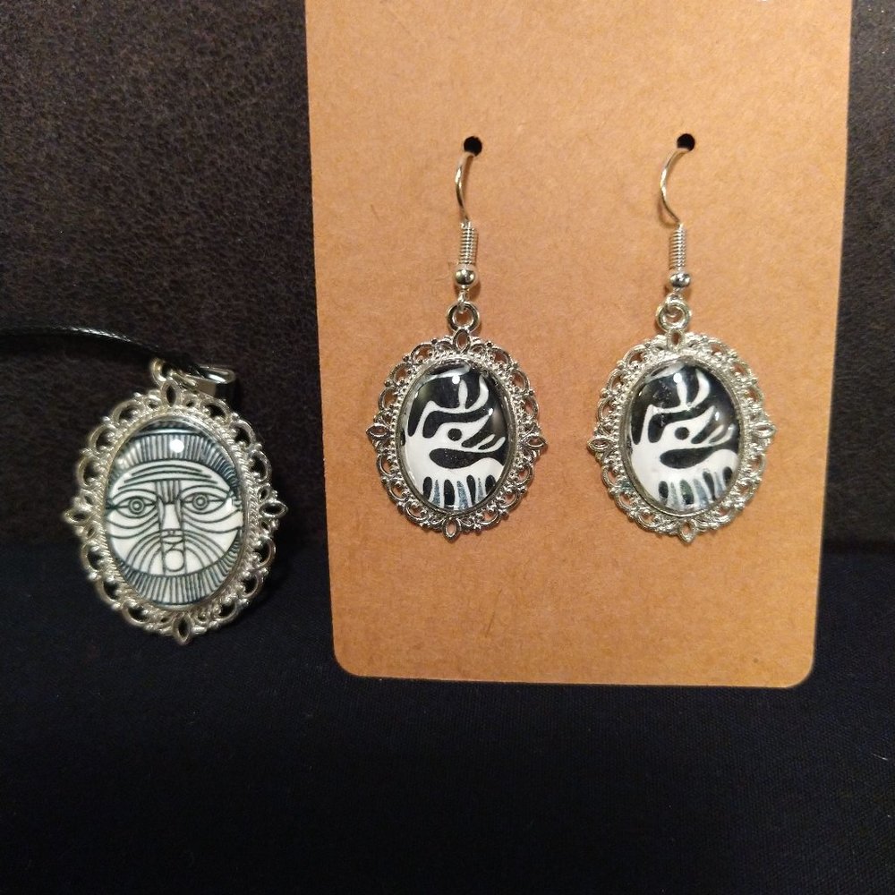 HANDMADE - UNIQUE - BLACK & WHITE EARRINGS - ABSTRACT DESIGN - Picture 1 of 4